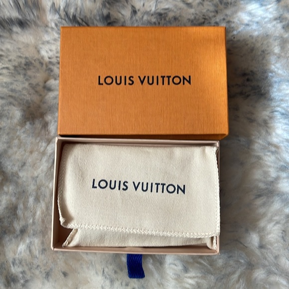 Louis Vuitton 4 key holder in Damier Ebene comes with dust bag and box. - Picture 7 of 8